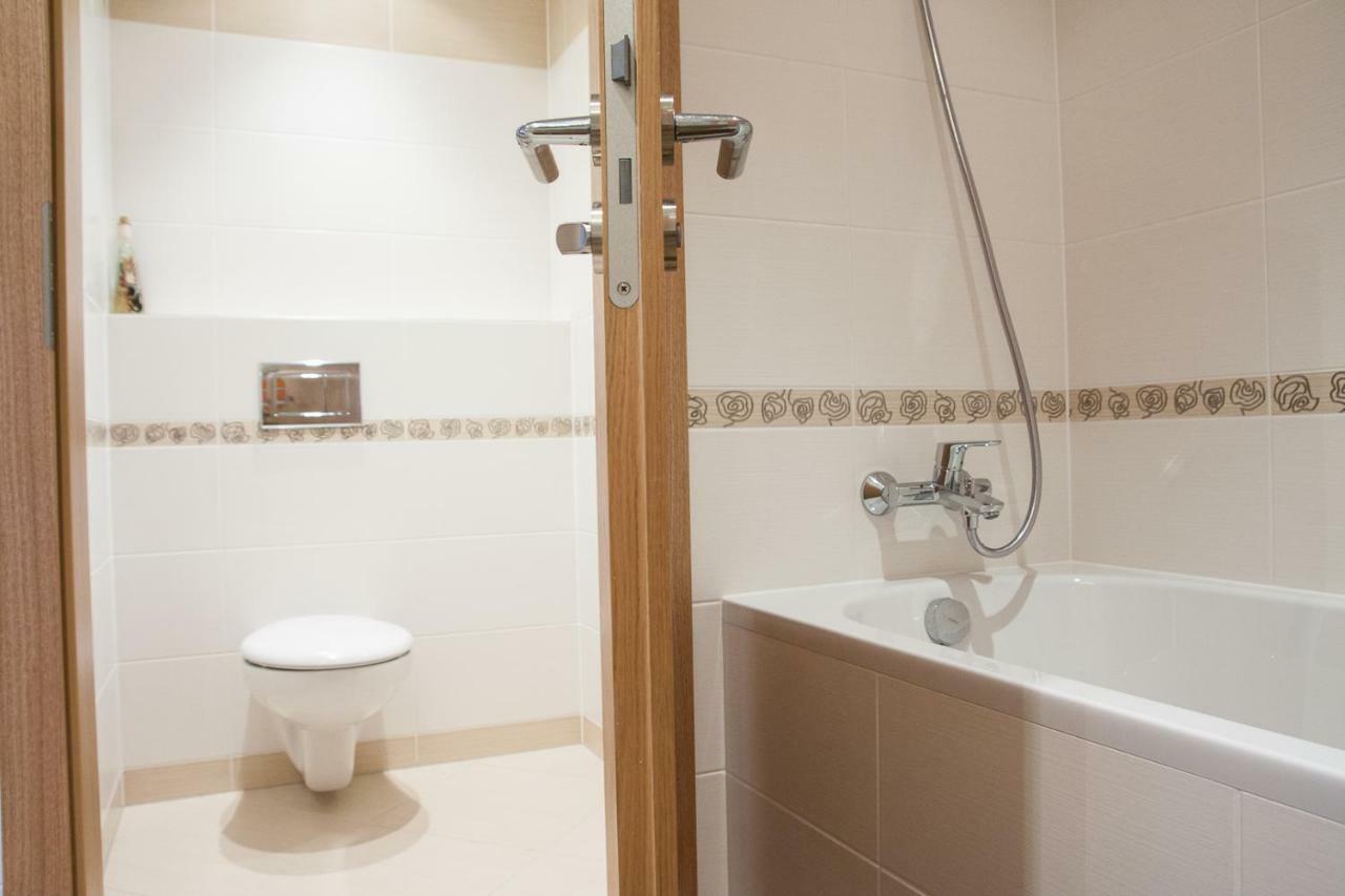 Prostorny 3 Pokojovy Apartman S Dvema Terasami ปราก ภายนอก รูปภาพ